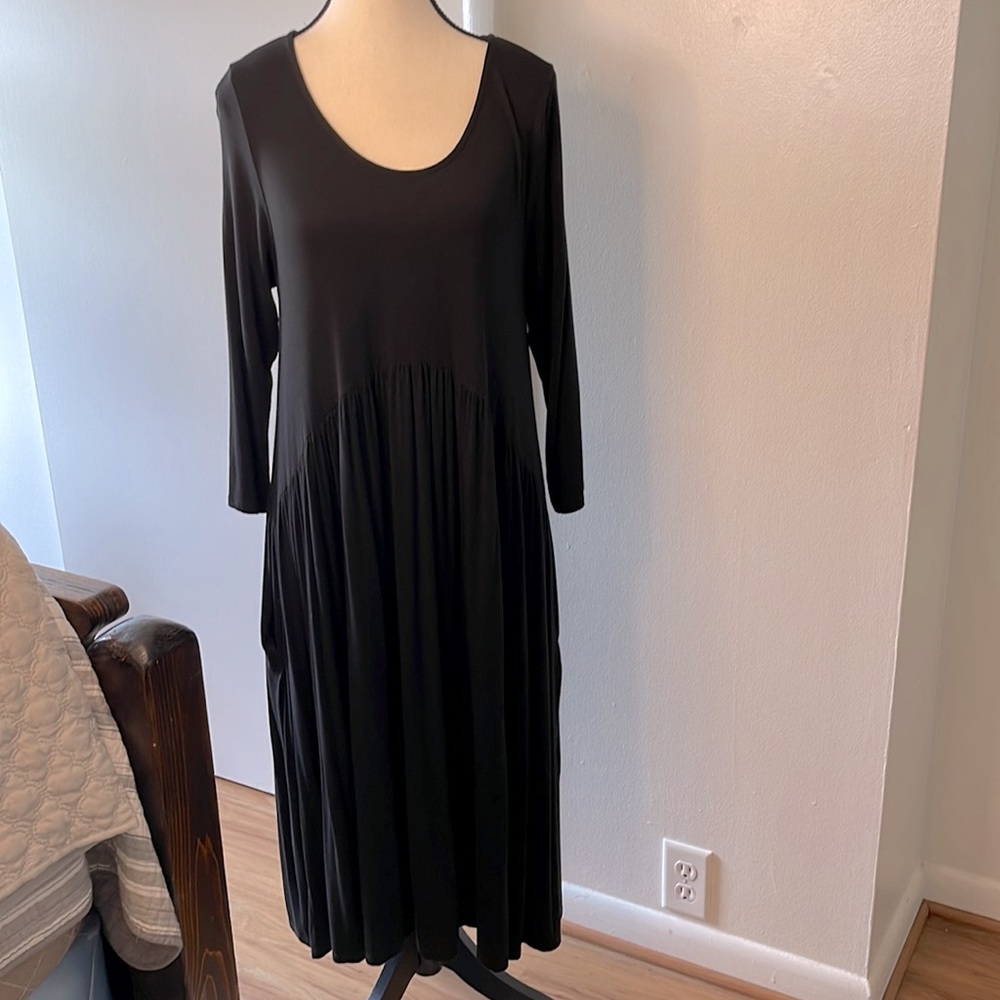Agnes & Dora Medium Black Oakley Scoop Neck  3/4 Sleeves Pockets Modal Spandex